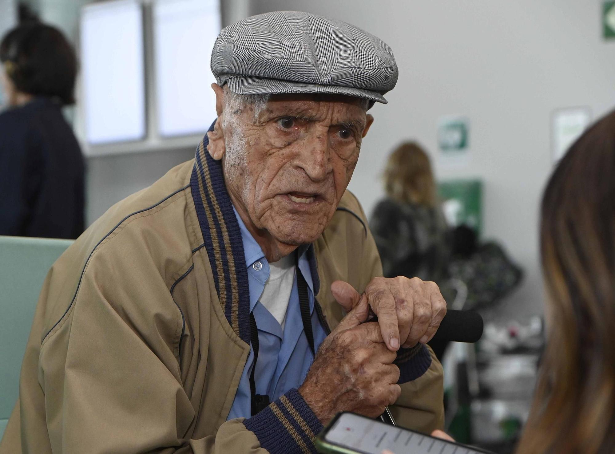 El centenario Gonzalo Nodal, entre los 200 emigrantes gallegos que vuelven a la tierra que les vio nacer
