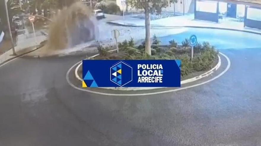 Así captaron las cámaras de la Policía Local de Arrecife la rotura de la tubería y el géiser de aguas fecales en Argana Alta