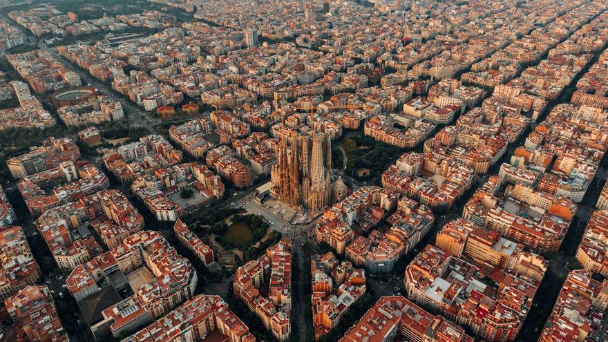 Vista aérea de Barcelona, con la Sagrada Familia en el centro.
