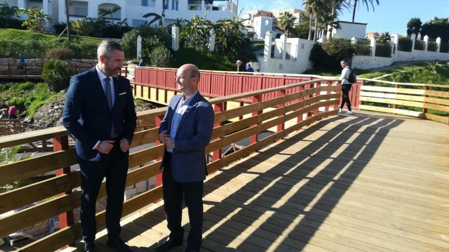 El alcalde de Mijas, Juan Carlos Maldonado, y el edil de Infraestructuras, José Carlos Martín, en el nuevo tramo de la Senda Litoral abierto.