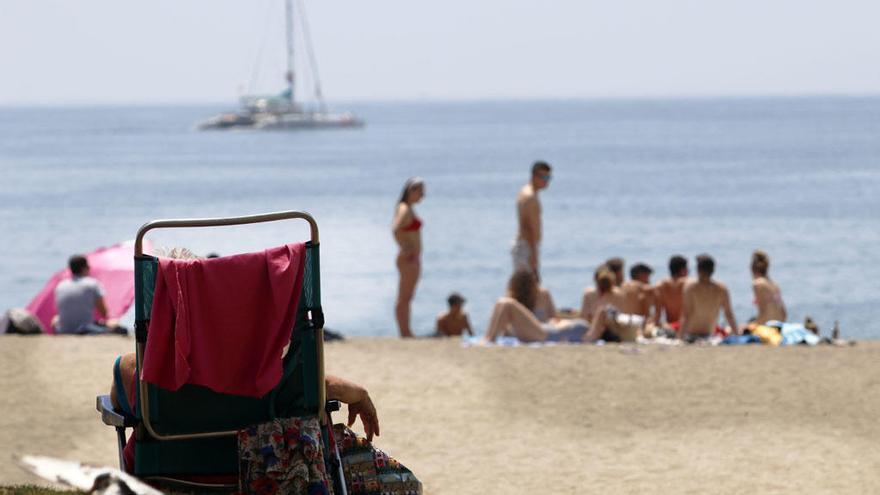 Bañistas en la playa de la Malagueta, la semana pasada.