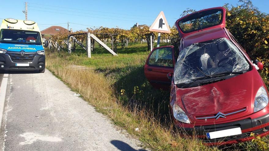El monovolumen accidentado en Sisán (Ribadumia). | // IÑAKI ABELLA