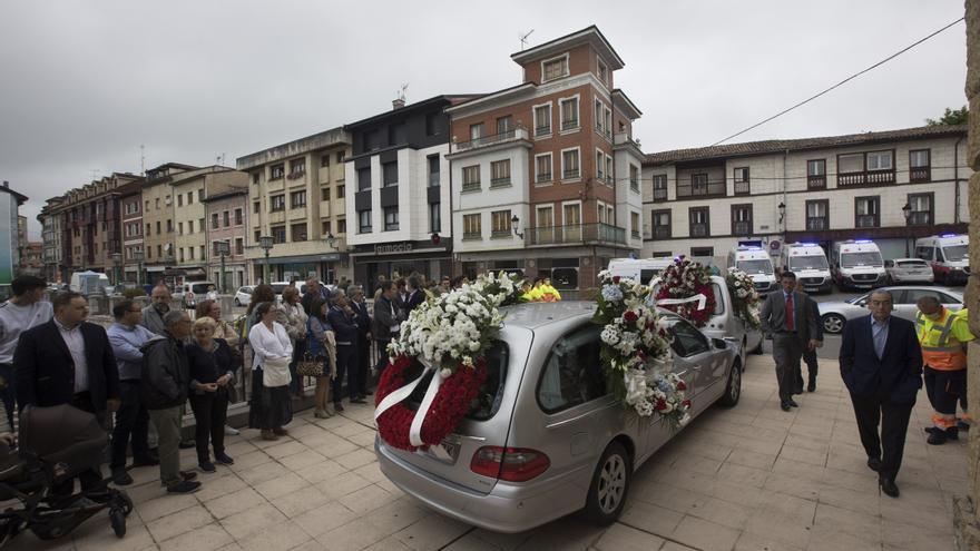 Multitudinaria despedida y homenaje de las ambulancias en Nava a Gento Paniceres, fundador de Transinsa