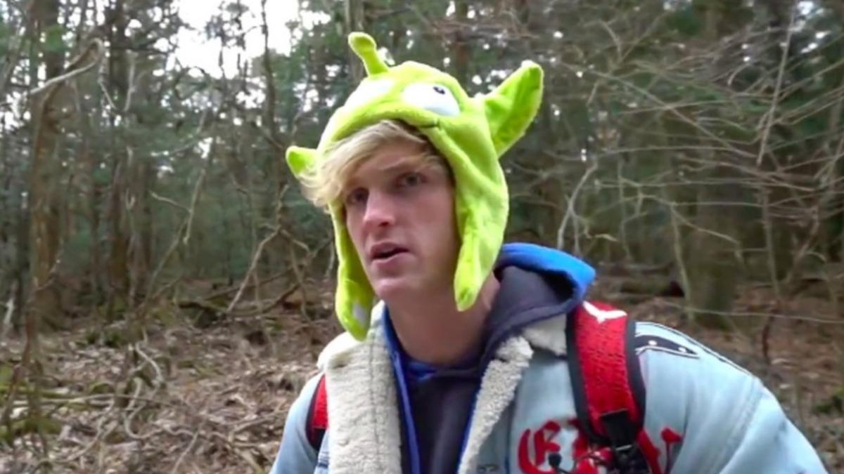 Fotograma del polémico vídeo de Logan Paul en el bosque de los suicidios de Japón