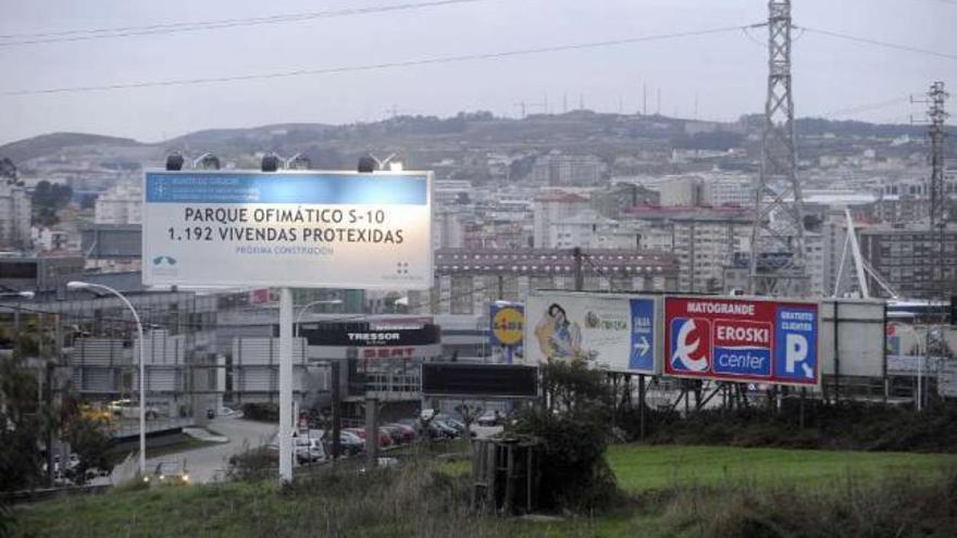 Terrenos del futuro parque ofimático, entre los barrios de Eirís y Matogrande. / juan varela