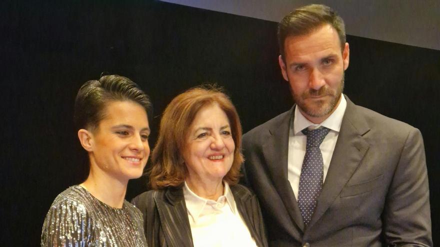María Dolores García, presidenta de la UCAM, junto a María Pérez y Saúl Craviotto, deportistas de la Universidad Católica.