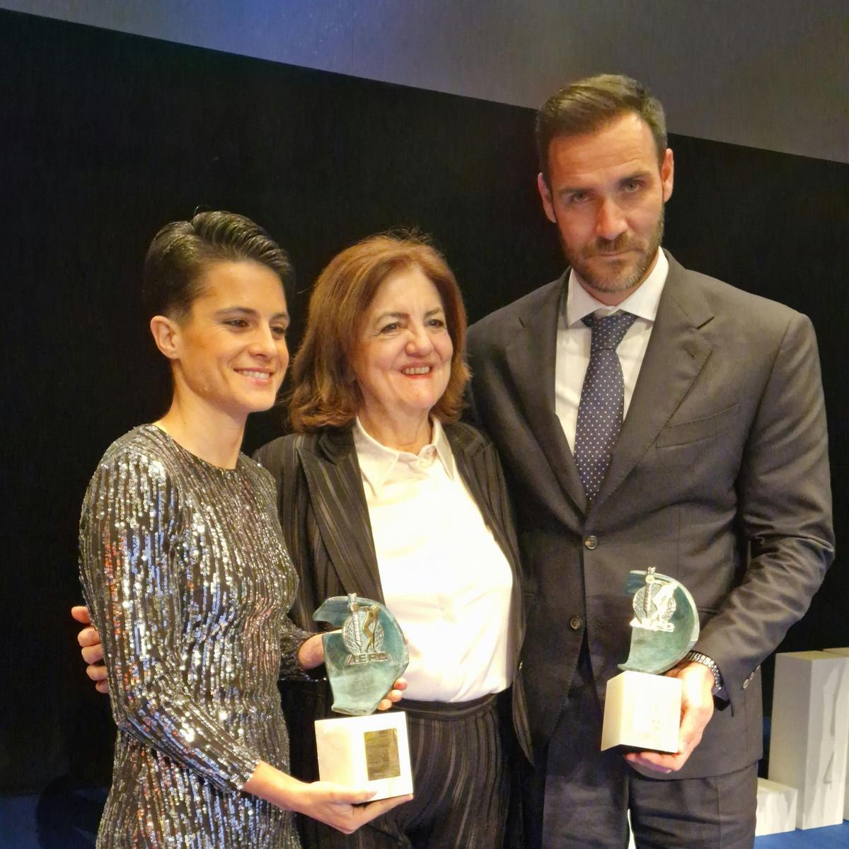 María Dolores García, presidenta de la UCAM, junto a María Pérez y Saúl Craviotto, deportistas de la Universidad Católica.