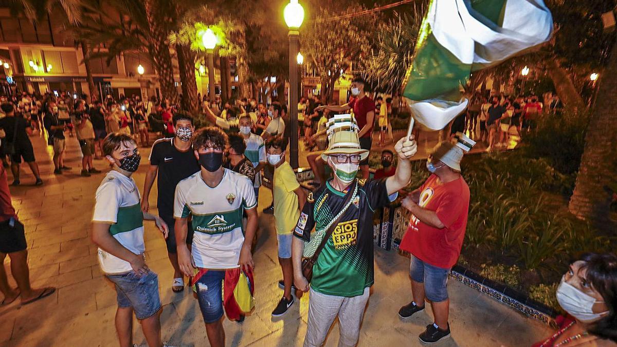 Aficionados del Elche celebrando el ascenso el pasado mes de agosto.