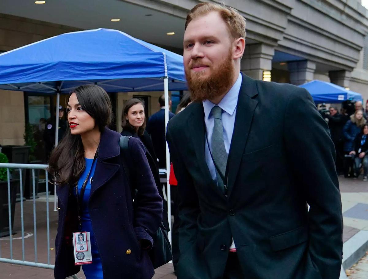 Alexandria Ocasio-Cortez y su exprometido Riley Roberts en 2018.