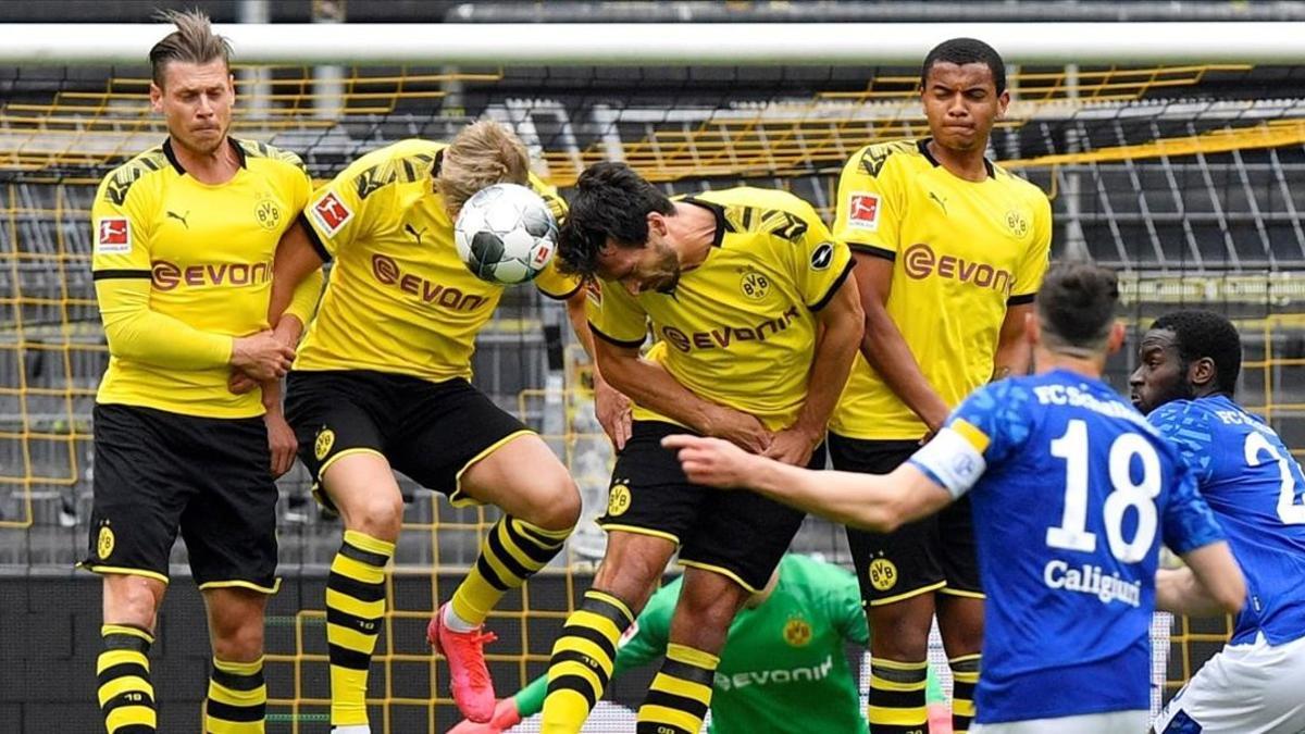 Acción en el área pequeña durante el partido Borussia Dortmund-Schalke 04, del pasado sábado en el regreso de la Bundesliga.