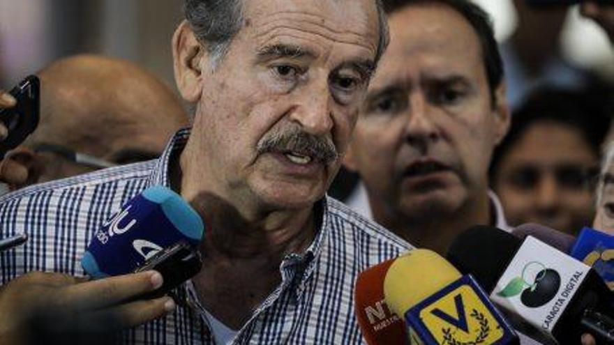 L&#039;expresident de Mèxic, Vicente Fox, ahir, fent declaracions als periodistes a l&#039;aeroport de Maiquetía