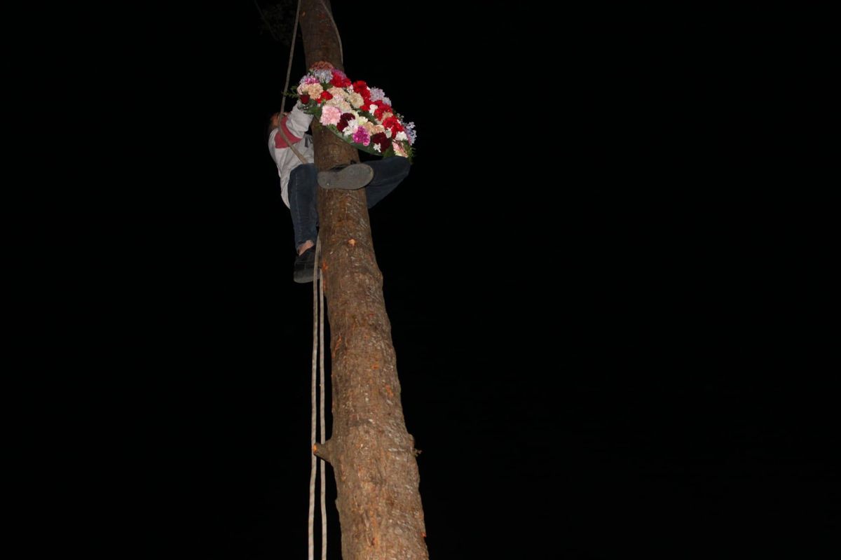 El mozo que subió a poner la corona de flores.