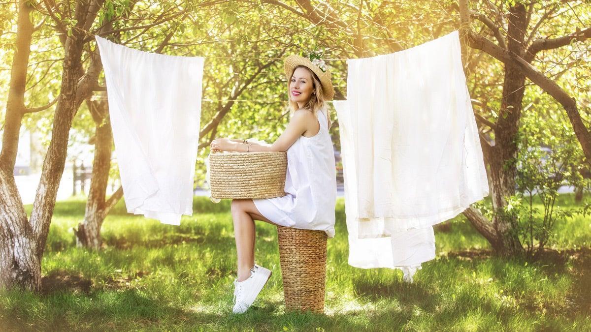 Chica con ropa tendida al sol