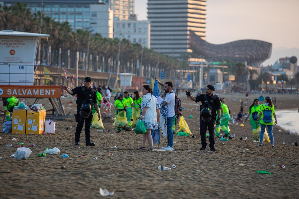 Limpieza de la playa de Barcelona tras la verbena de Sant Joan