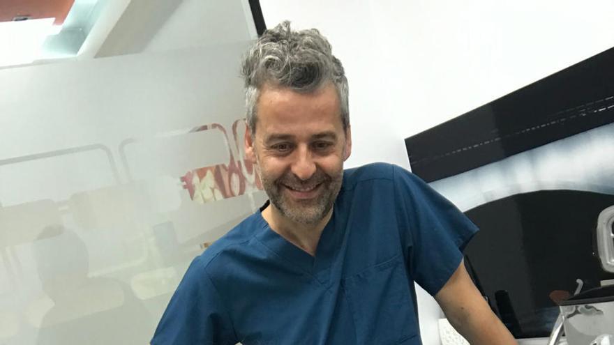 Alfonso en la Clínica Implantes, junto al doctor José Amador Cabezas, durante la sesión de blanqueamiento.