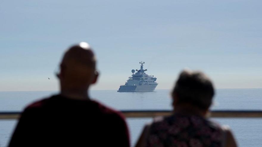 El navío lleva fondeado en la bahía de Málaga desde ayer por la mañana