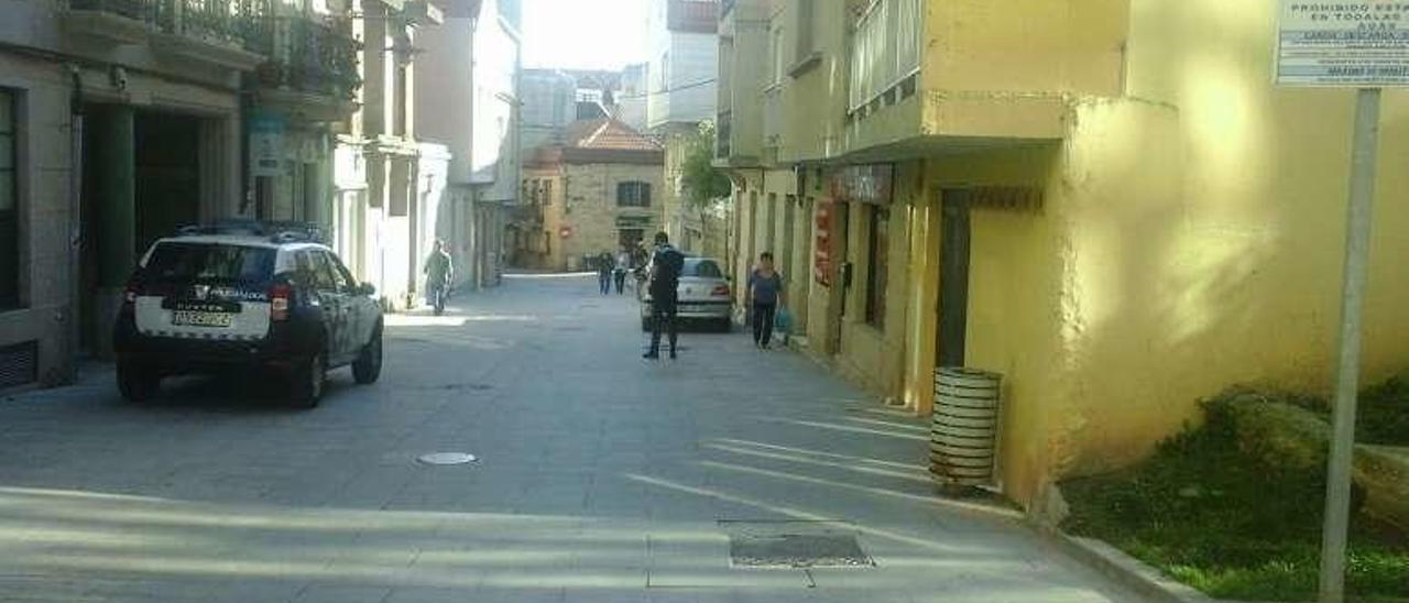 La Policía, ayer en la zona peatonal, con la señal a la derecha. // A.A.