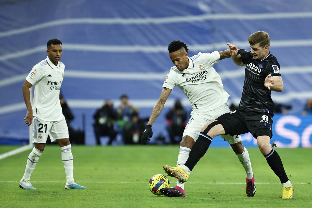 MADRID, 29/01/2023.- El defensa brasileño del Real Madrid, Eder Gabriel Militao (2d), disputa el balón ante el delantero noruego de la Real Sociedad, Alexander Sorloth, durante el encuentro correspondiente a la jornada 19 de primera división que disputan hoy Domingo en el estadio Santiago Bernabéu, en Madrid. EFE / Rodrigo Jiménez.