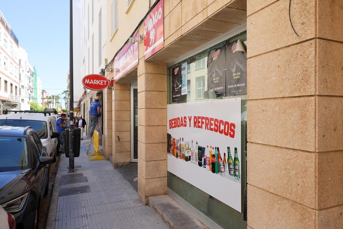 Fachada del supermercado de Ibiza que funciona como un albergue ilegal.