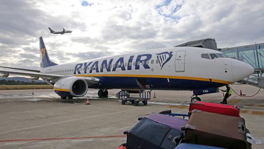 Aviones de Ryanair en Vigo. // Marta G. Brea