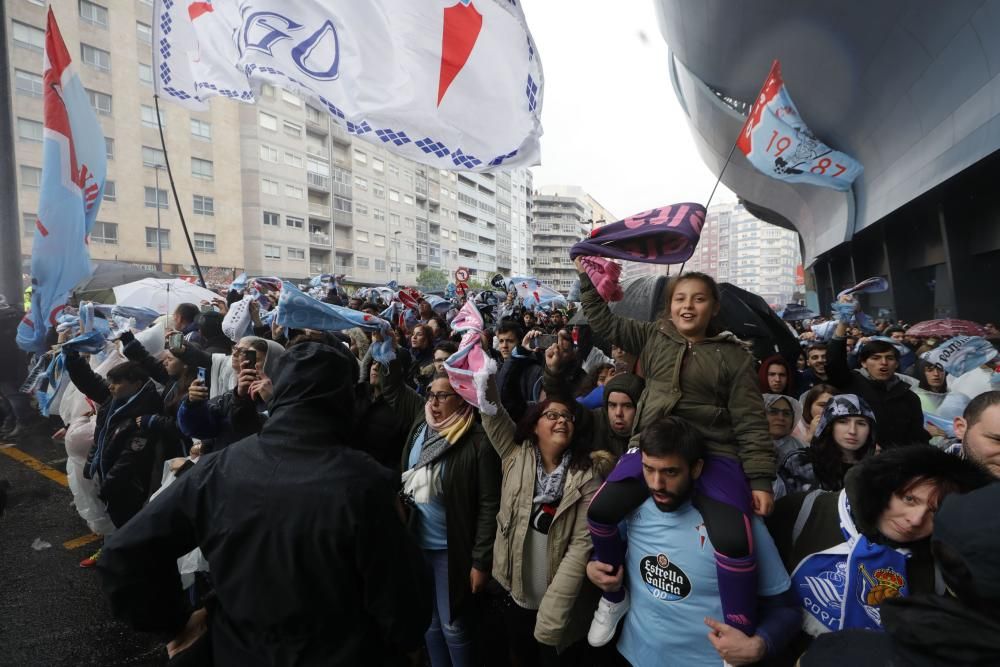 Locura en la llegada del Celta a Balaídos antes del partido contra la Real. // A. Villar