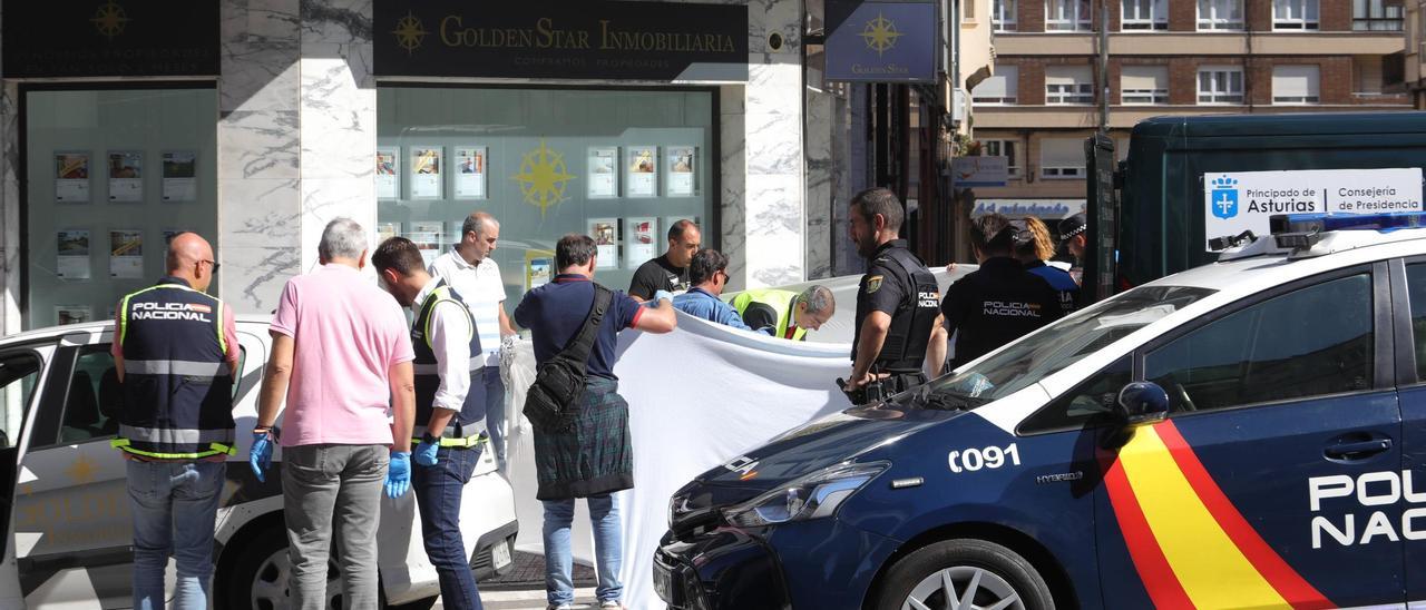 Sanitarios y policías tapan el cadáver de Francisco Javier Rodríguez Tobajas.