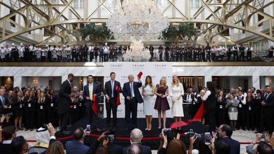 Trump inaugura su hotel en Washington a dos semanas de las elecciones