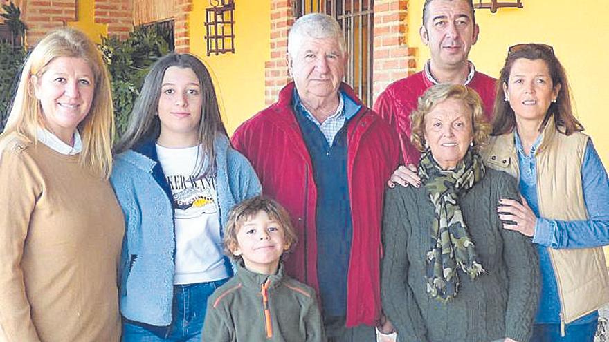 Cinco generaciones de la familia Ruiz Torres, en la bodega de Cañamero