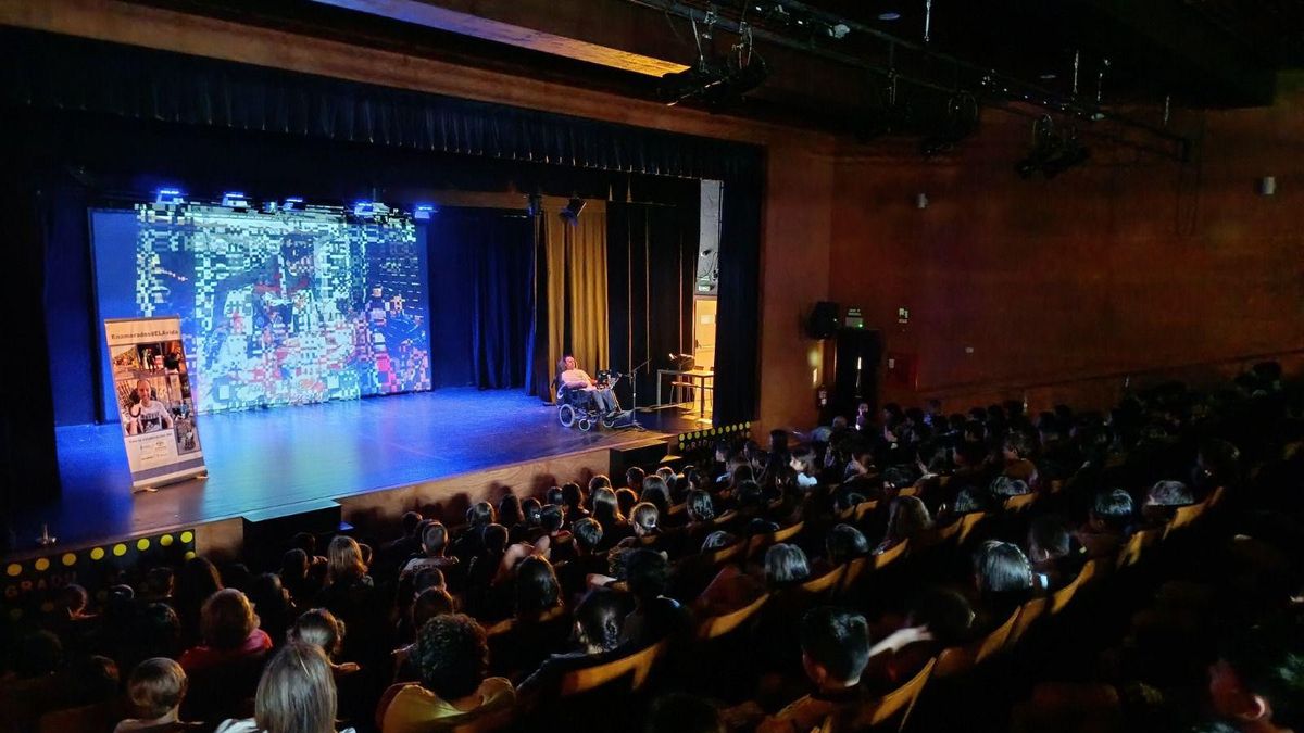 José Luis Capitán, "Capi", explica su día a día con ELA en una charla ante 300 escolares de La Fresneda