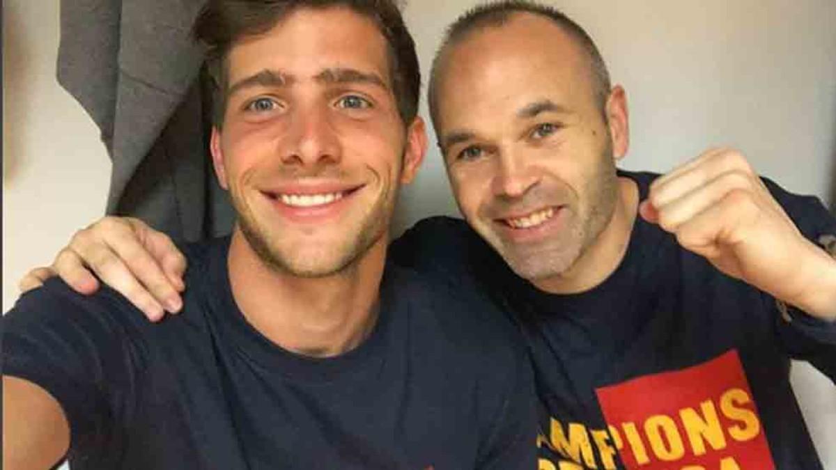 Sergi Roberto e Iniesta, con la nueva camiseta