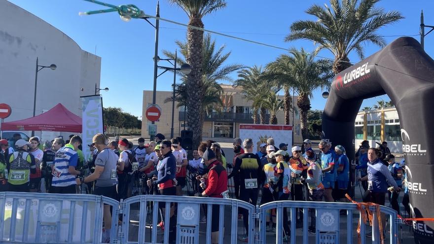 150 deportistas participan en la marcha nórdica de Canet