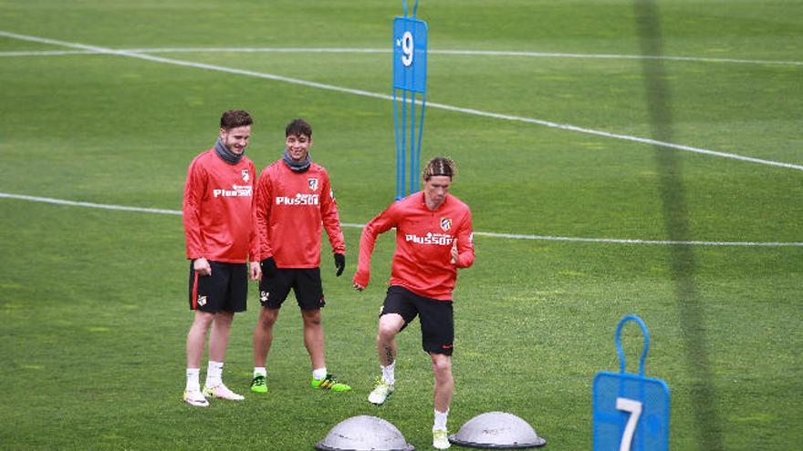 En la imagen, en el entrenamiento de ayer, Saúl Ñíguez, Óliver Torres y Fernando Torres se ejercitan en la sesión de trabajo de ayer.