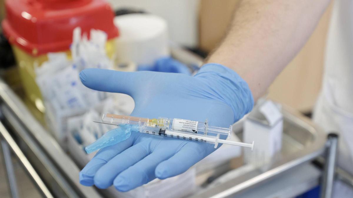 Vacuna de la gripe aplicada en el inicio de la campaña de protección, en Oviedo.