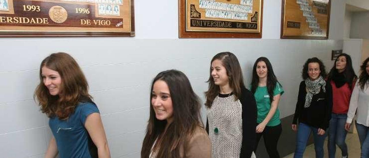 Exalumnas de la escuela viguesa caminan por sus pasillos. // Jesús de Arcos