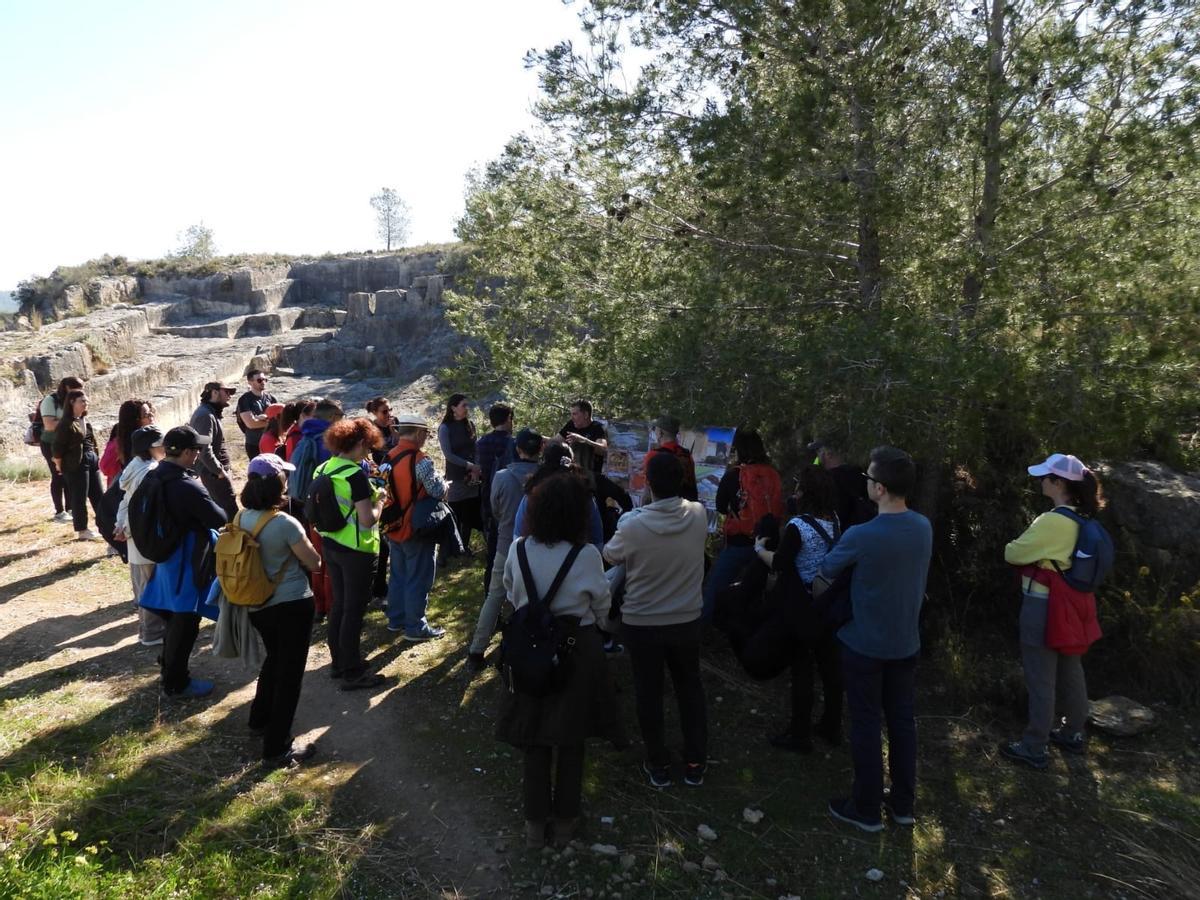 Els docents a la pedrera romana dels Quatre Camins, la millor conservadadel territori valencia.