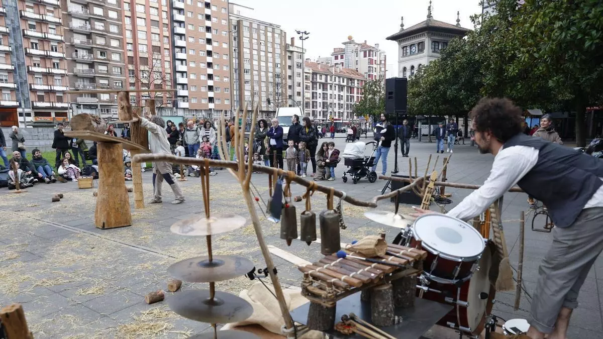 Feten estrena en Gijón sus dos nuevas localizaciones con un "therian" y mucho clown