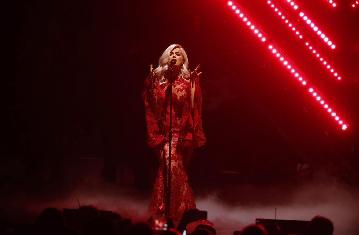 Bebe Rexha con un vestido rojo durante una de sus actuaciones en los MTV EMA 2016