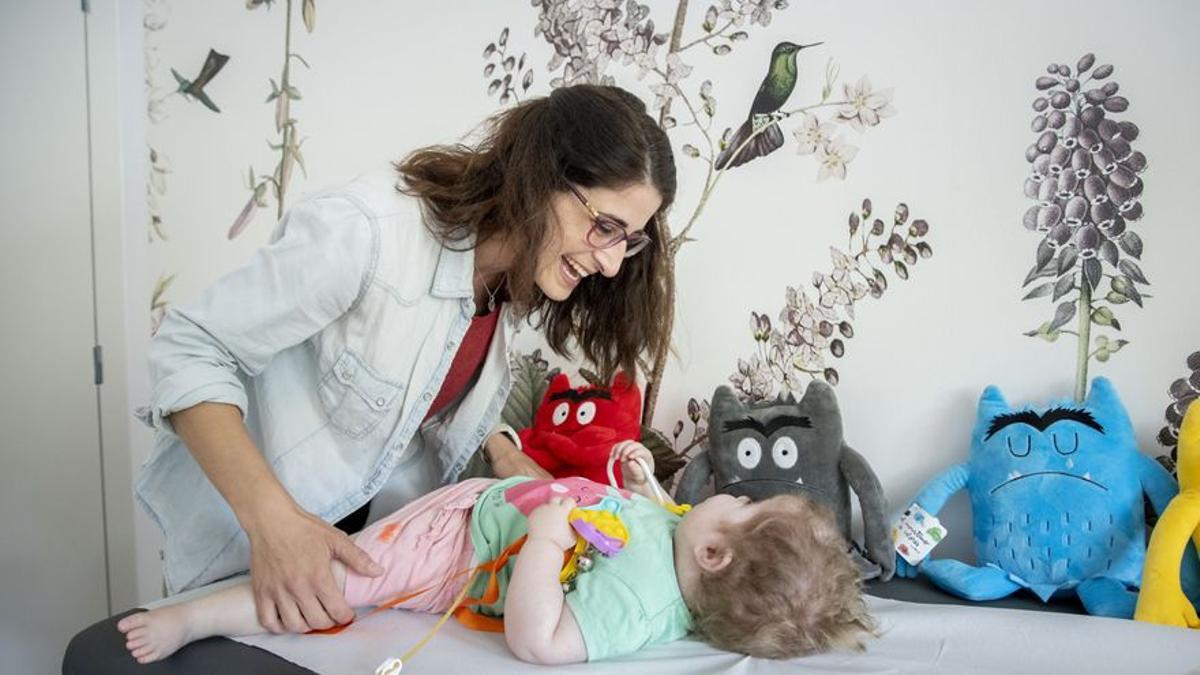 Aina Coloma, con su hija Lara, paciente de la Unidad de Cuidados Paliativos de Vall d'Hebron.