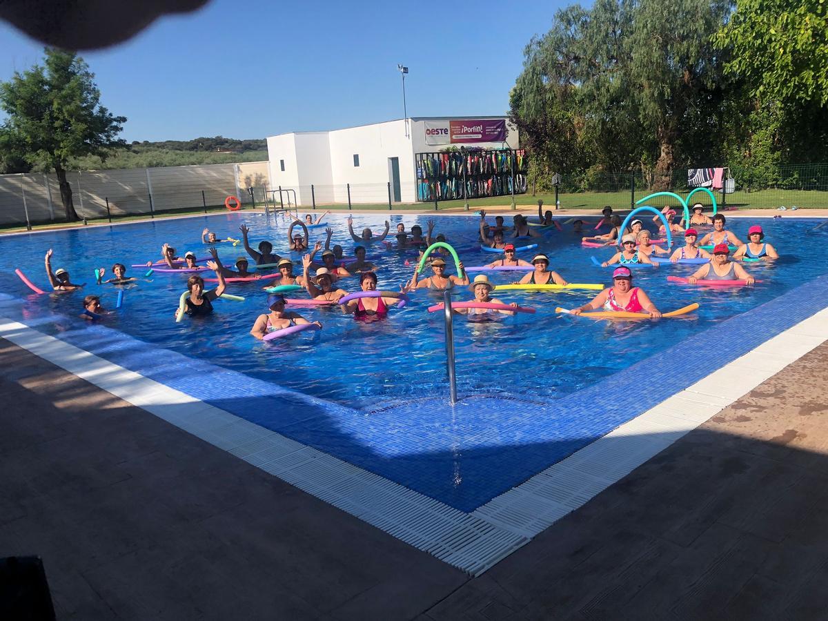 Aquagym en la piscina municipal de Torreorgaz.