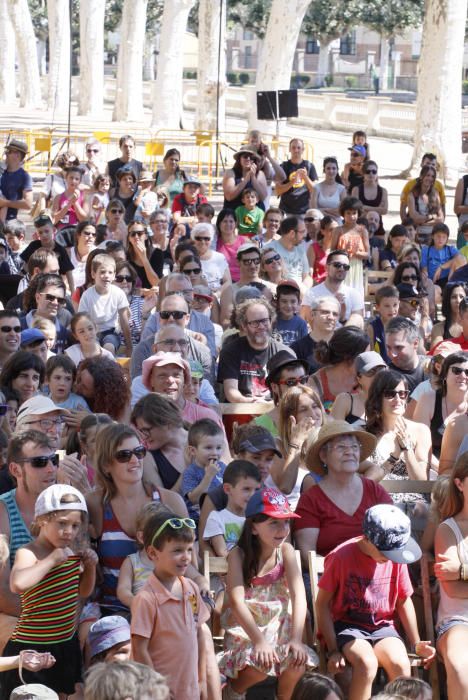 Fira del Circ al carrer de la Bisbal de l''Empordà