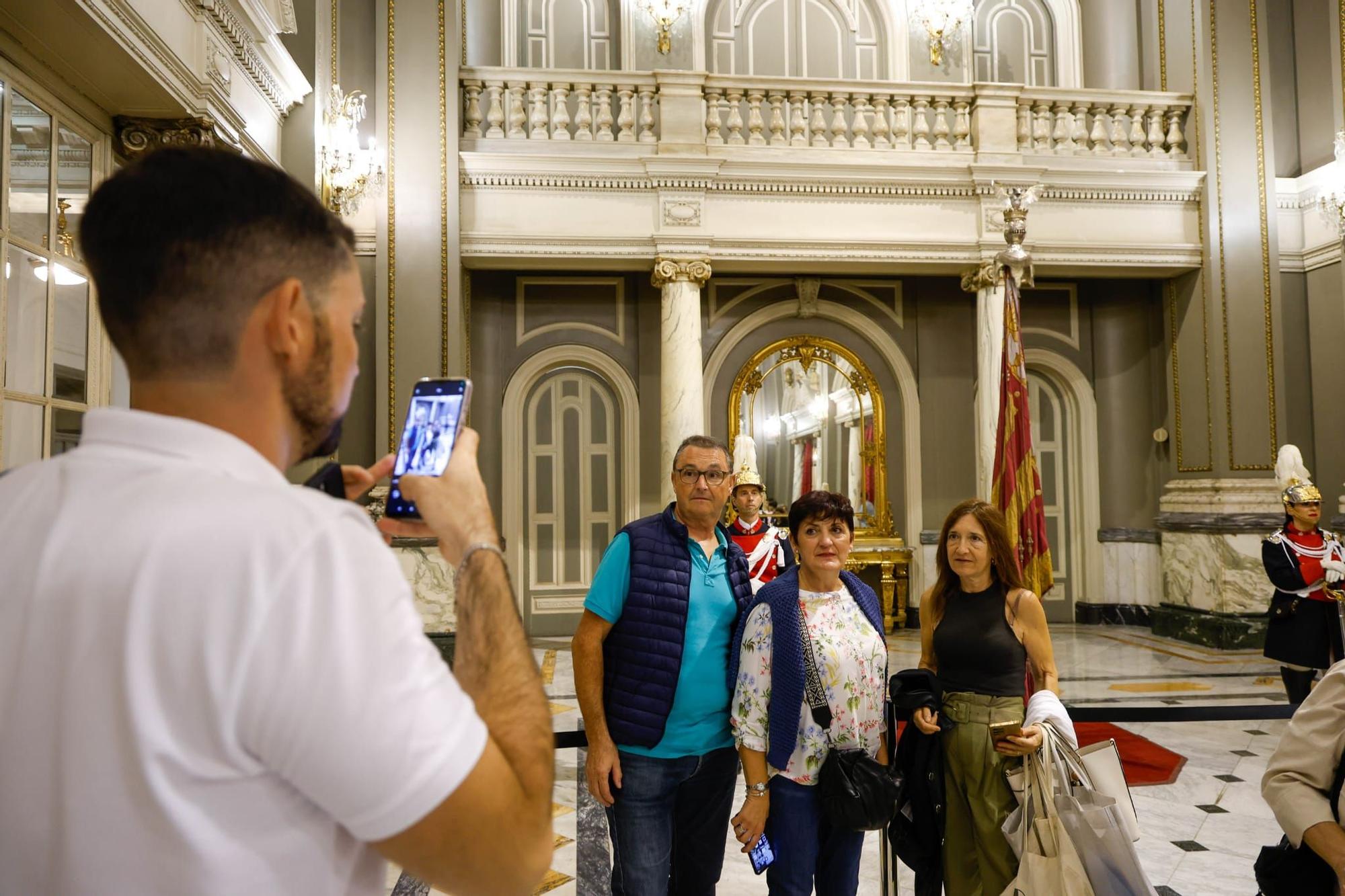 El centro se llena en vísperas del Nou d'Octubre para ver la Senyera