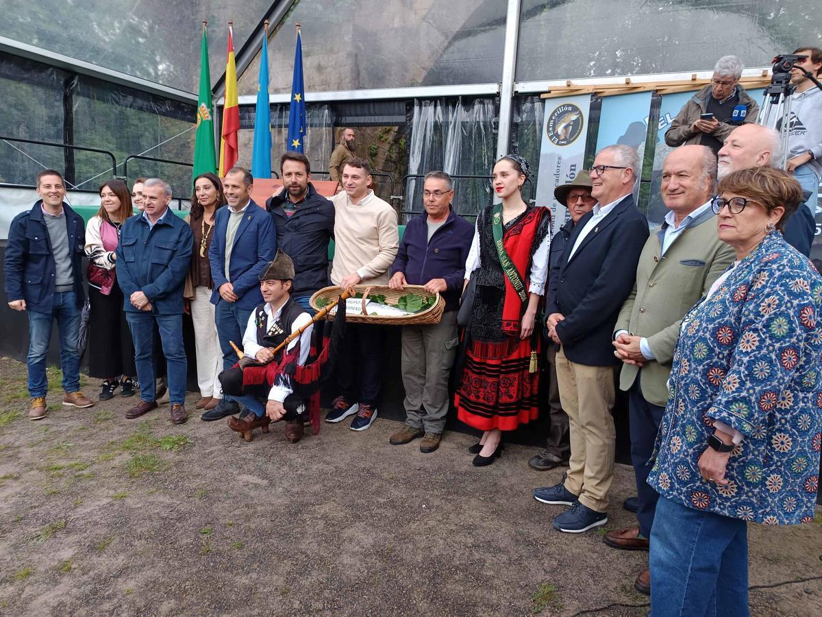 Foto de familia tras la subasta en una pasada edición.