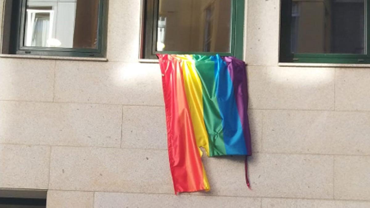 La bandera LGTBI de Casco, esta mañana, tras ser quemada y rota.