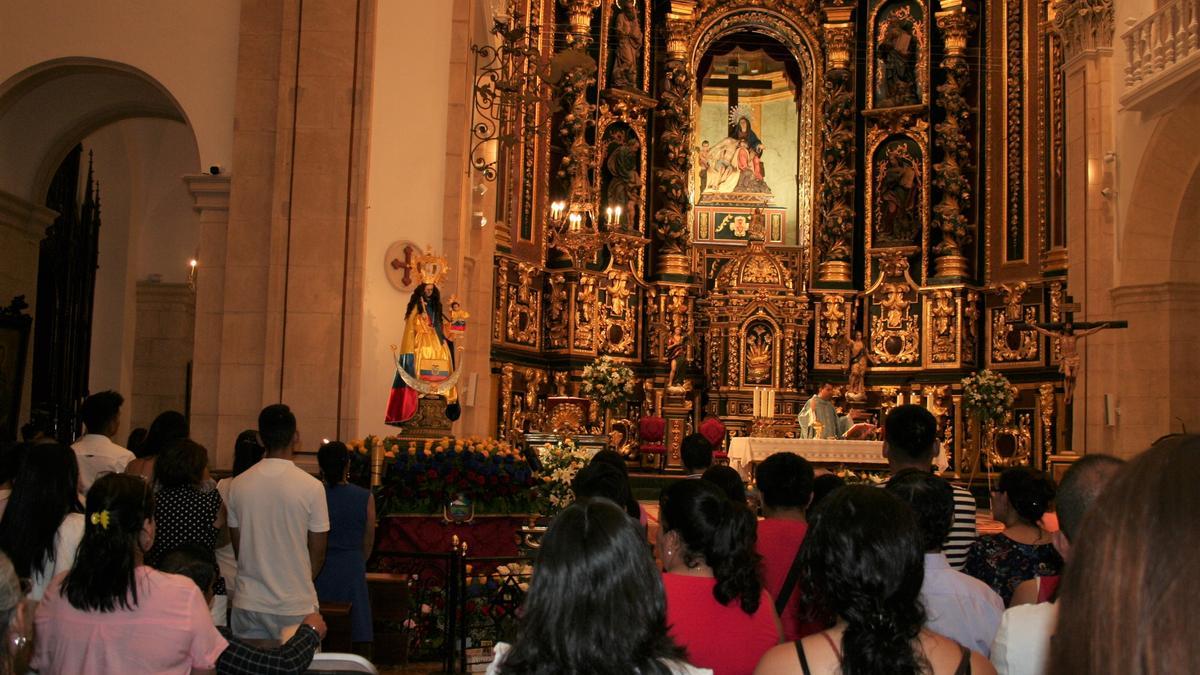 La iglesia de San Mateo acogía instantes antes de la procesión una misa que abarrotaba la nave central del templo.