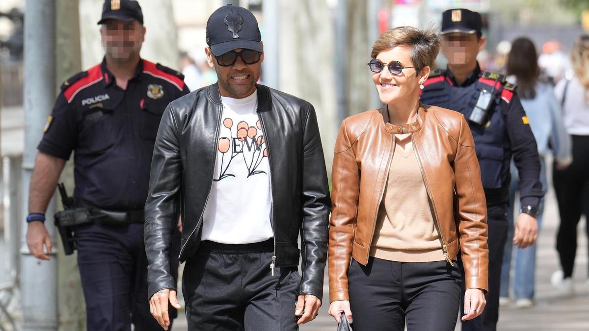 El exfutbolista Dani Alves junto a su abogada Inés Guardiola a su salida de la Audiencia de Barcelona