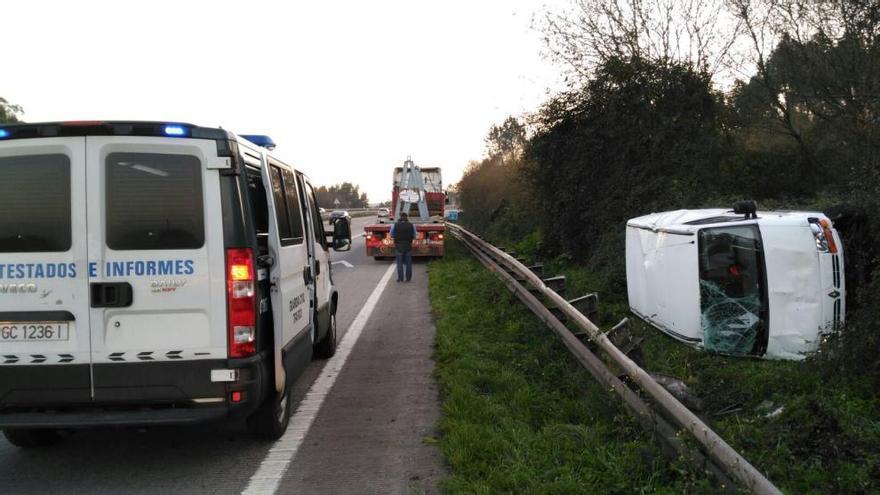 Estado en el que quedó la furgoneta tras el accidente