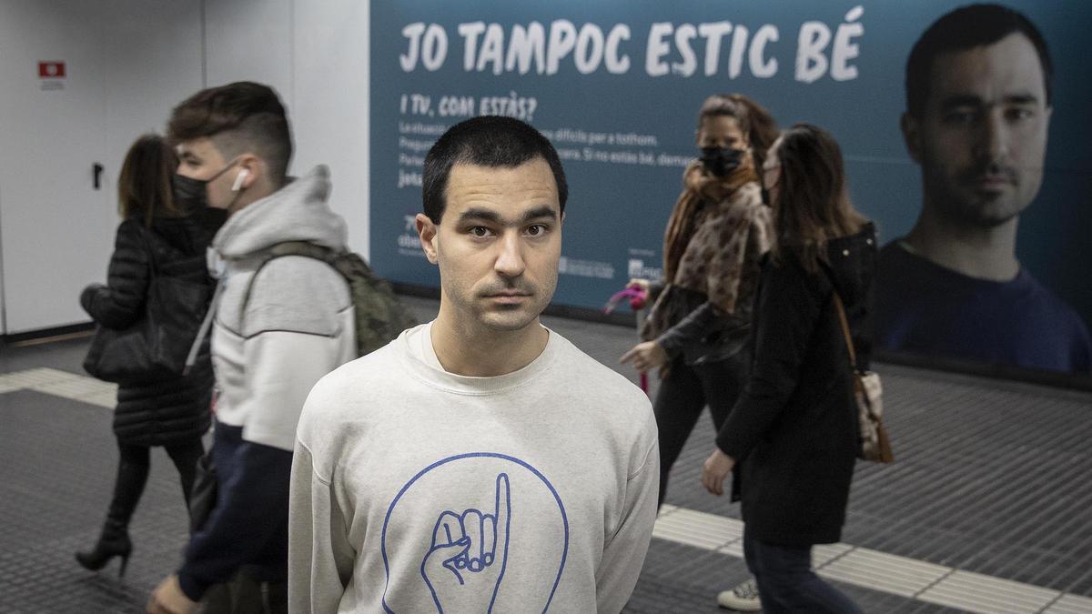 Sergi, en la salida de la parada de metro de Gràcia, rodeado de viajeros y de sí mismo