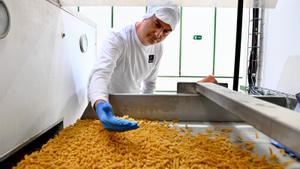 Un trabajador supervisa el proceso de fabricación de pasta hecha con harina de garbanzos en la fábrica de Pastas Gallo en Esparreguera (Barcelona).