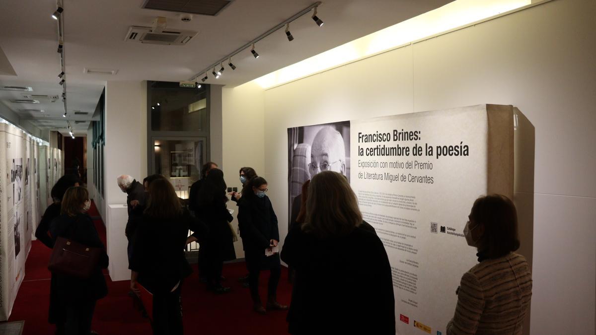 La exposición itinerante sobre Francisco Brines llega al Instituto Cervantes de Burdeos con documentos inéditos