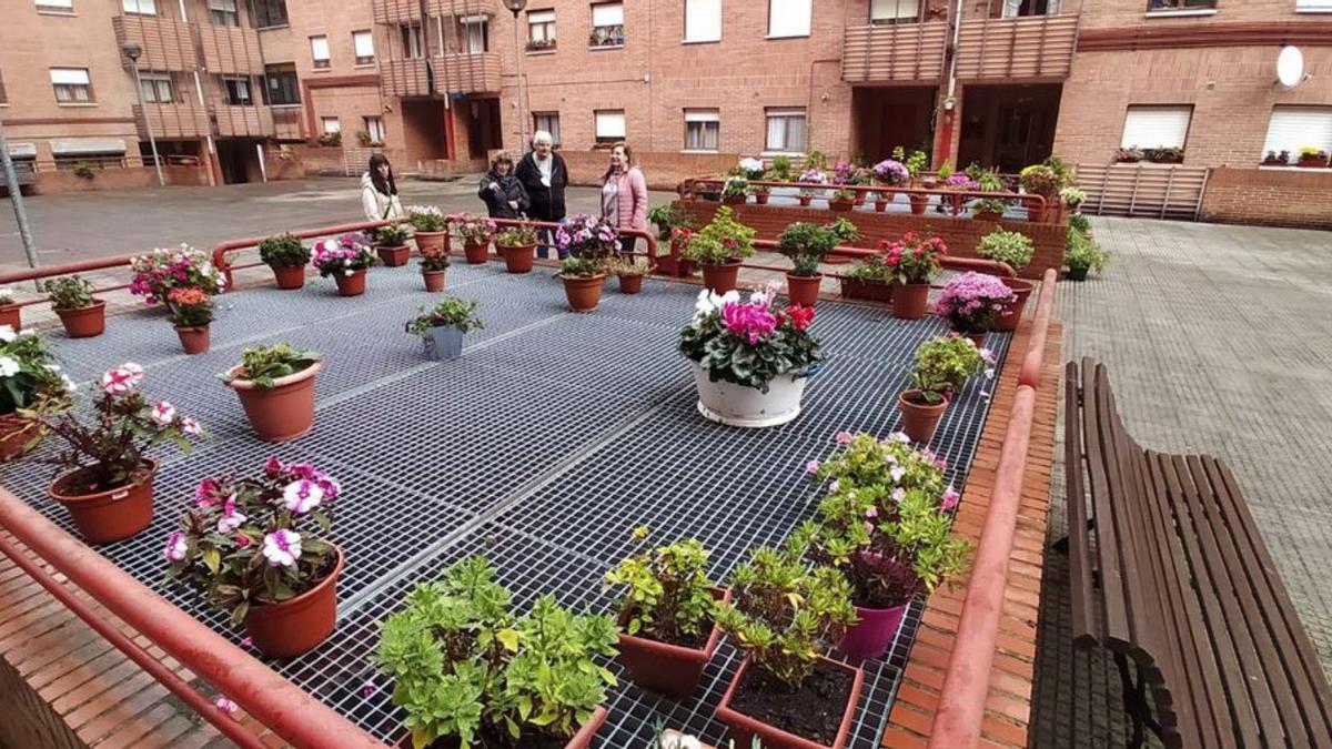 Un patio decorado por los vecinos de Turón.